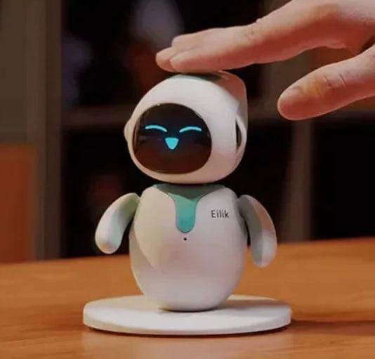 Eilik Smart Robot showcasing emotional interaction and fun expressions